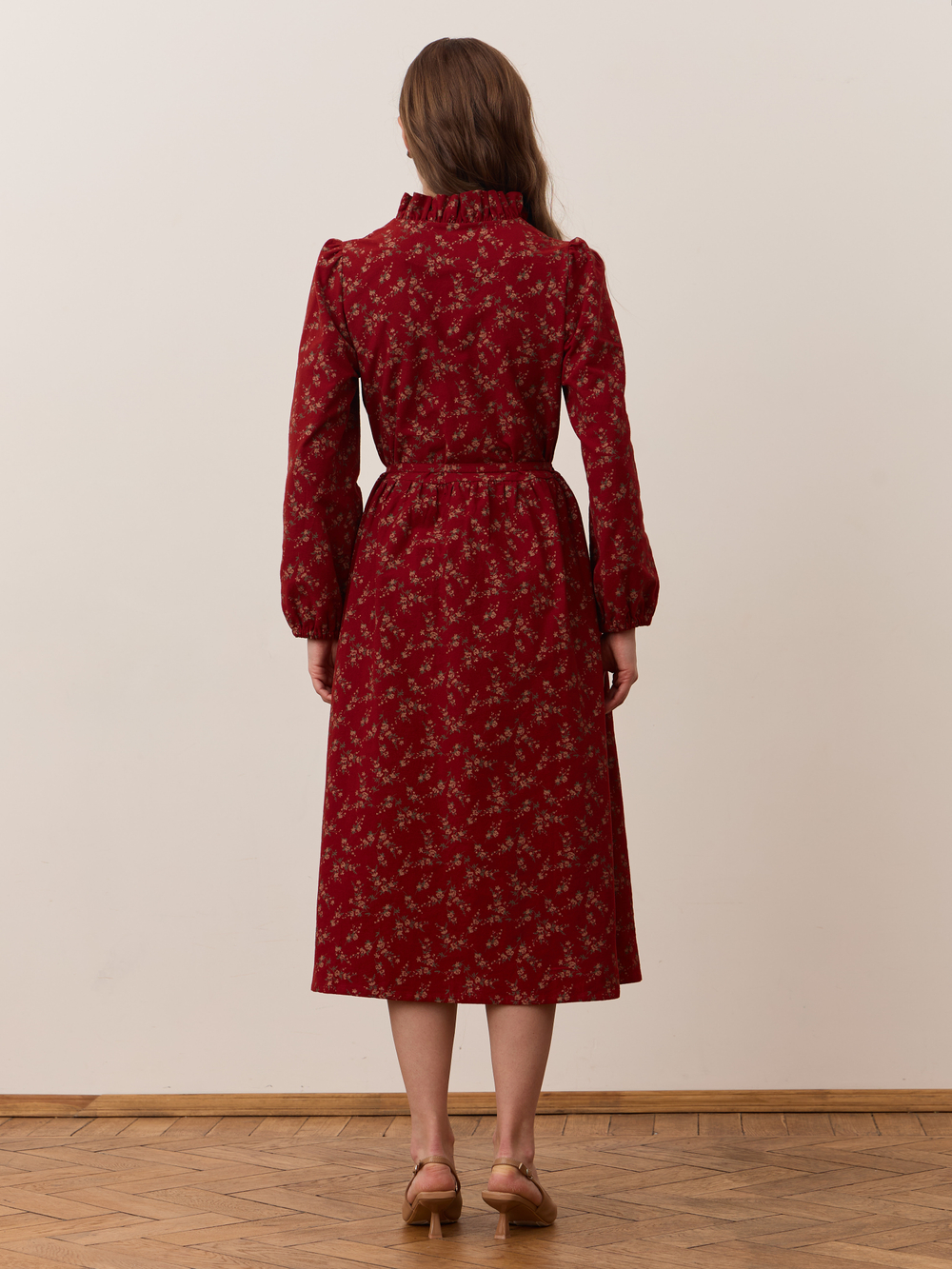 Платье с воротником стойкой