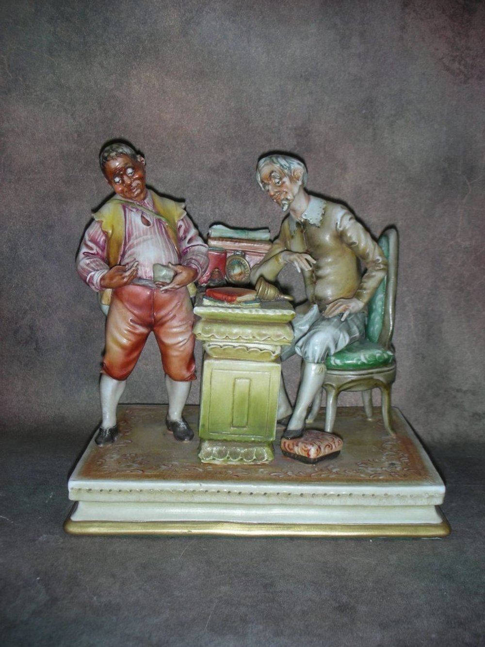 Статуэтка. Фарфор. У ростовщика. Capodimonte. Италия