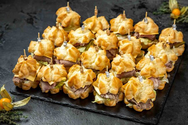 Мини бургер-профитроль с ростбифом, 20 шт.