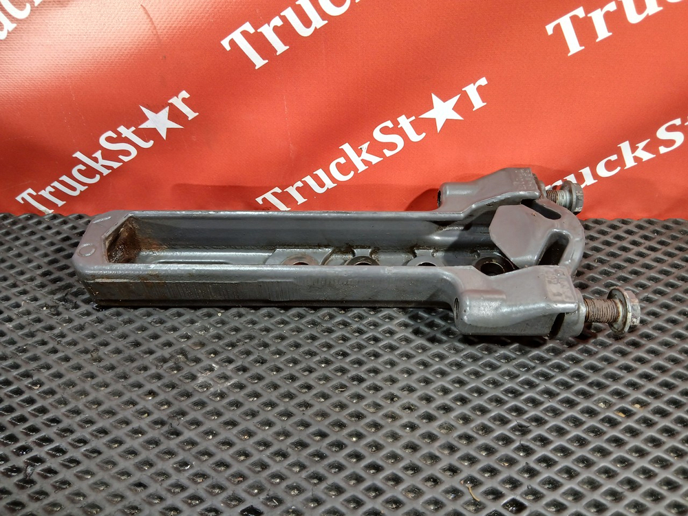 Кронштейн глушителя передний