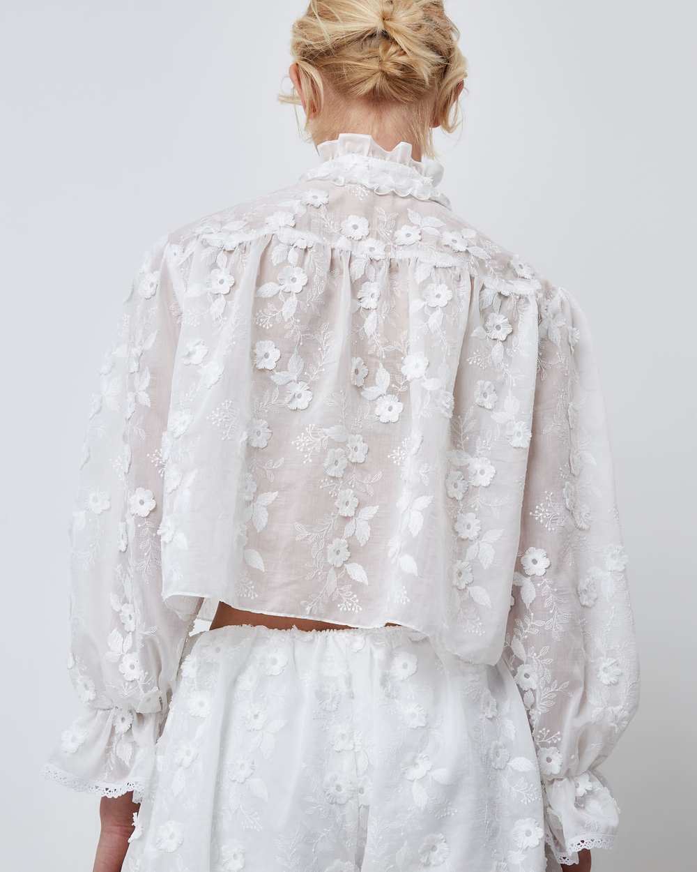 Блуза из хлопкового шитья белый