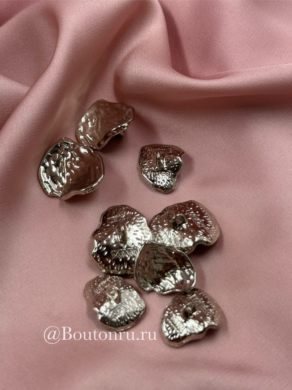 Пуговицы изогнутые неровной формы с жатым эффектом в серебре