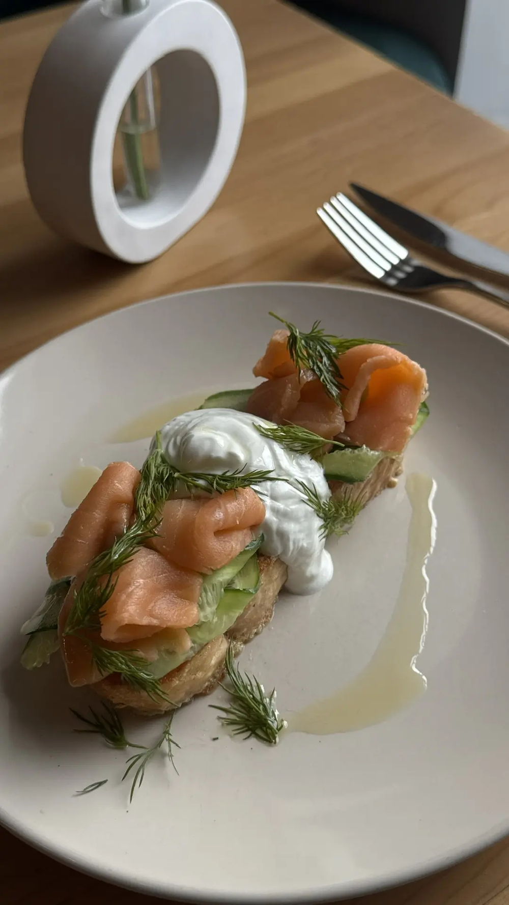 Гренка с копченым лососем