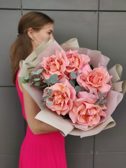 Пышный объемный букет с французскими розами и эвкалиптом