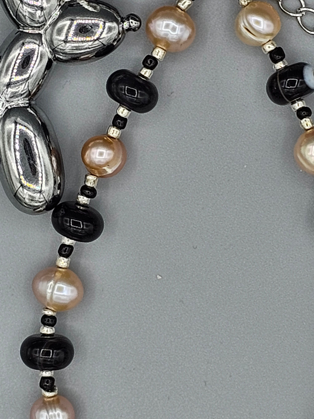 Обвес на сумку с натуральными камнями, брелок для ключей, подвеска авторская ручная работа "Контраст"