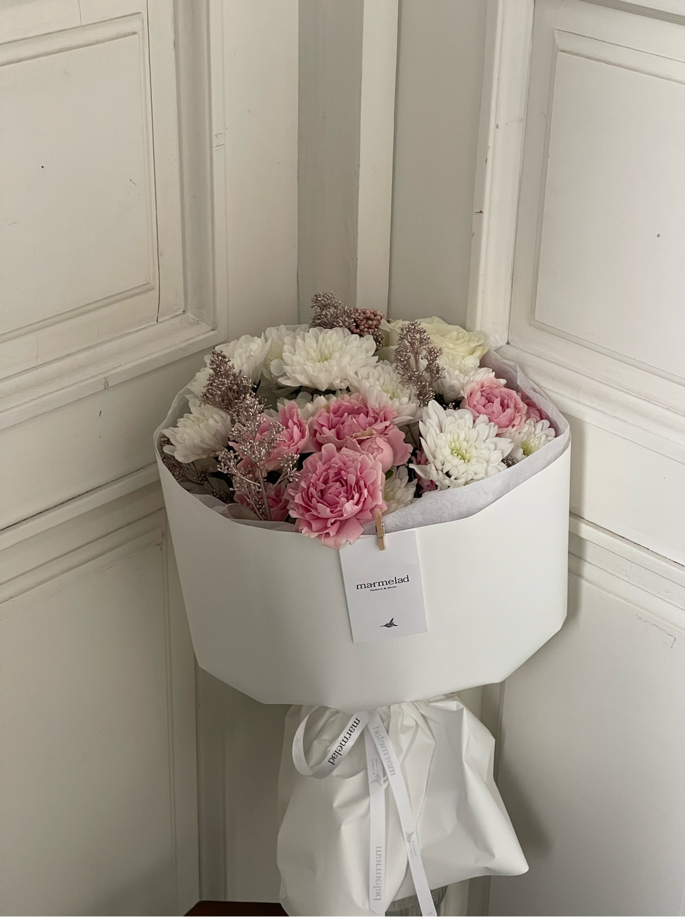 Сборный букет с кустовой хризантемой, кустовой пионовидной  розой, скимией
