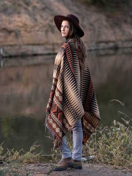 Шерстяной палантин с этно орнаментом