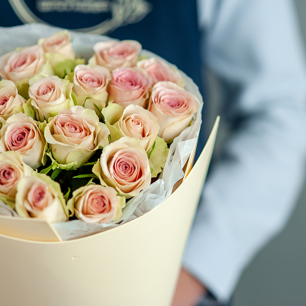 19 нежных розовых роз в персиковом оформлении