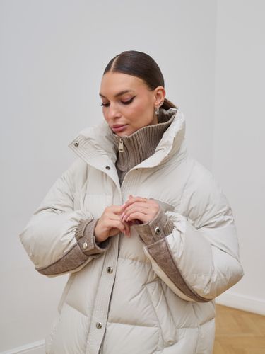 Короткий бежевый пуховик с шерстяными вставками