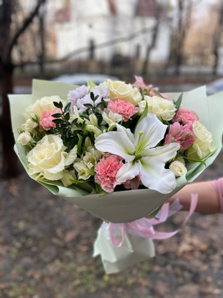 Пышный букет с лилией и французскими розами