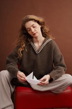 Пуловер с воротником-морячкой из мериноса кофейного цвета