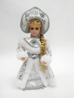 Снегурочка в белой с серебром шубе и кокошнике 30см Triumph Nord
