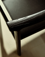 Стул Jan из переработанной кожи черного цвета и ясеня в черном цвете