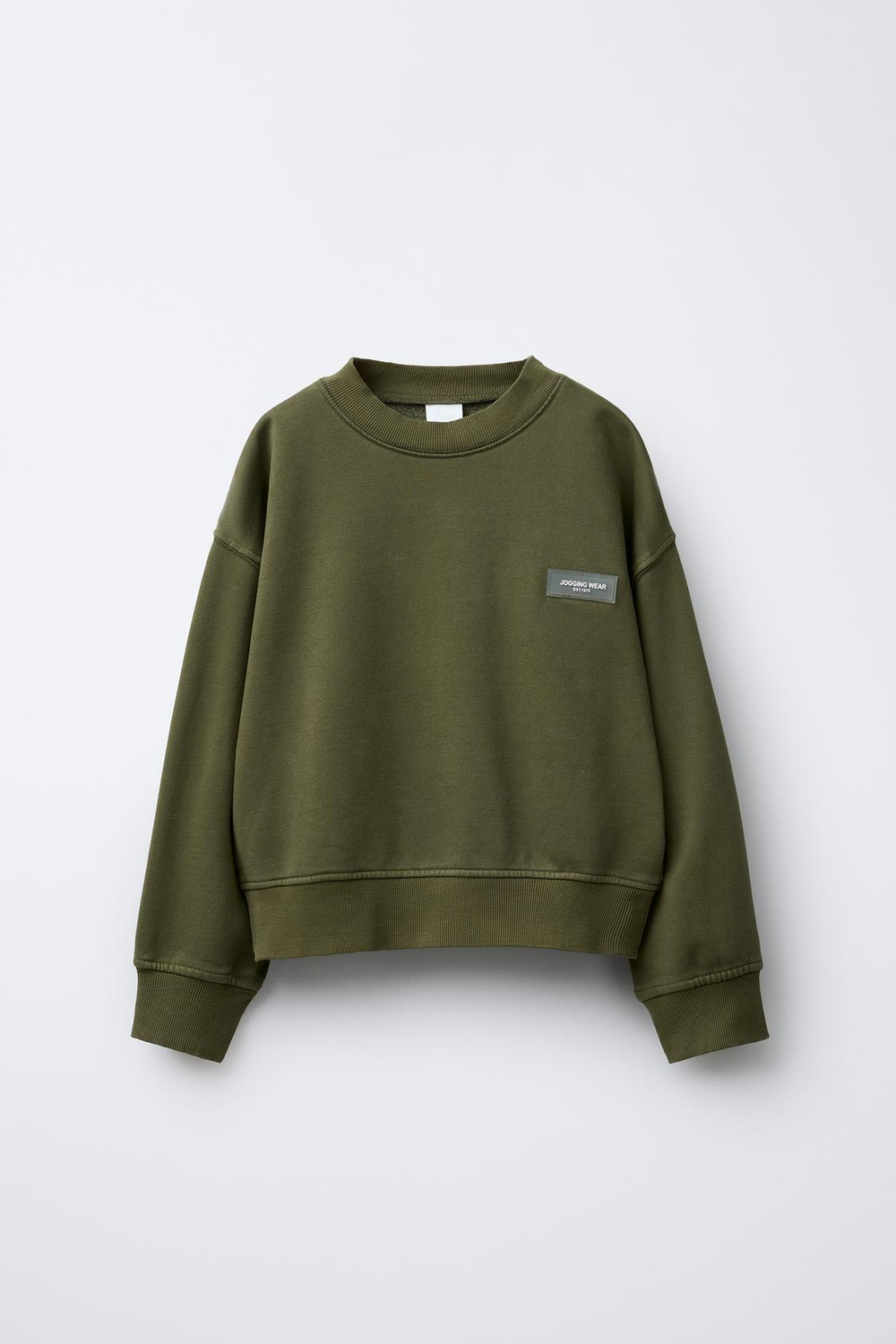 ZARA КОМПЛЕКТ ИЗ ТОЛСТОВКИ И БРЮК-ДЖОГГЕРОВ КАРГО С НАШИВКОЙ, ХАКИ