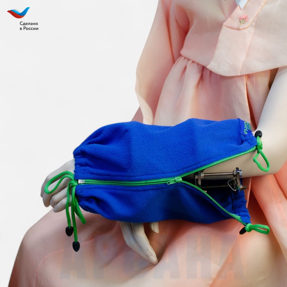 Чехол с открытой кистью на аппарат Илизарова. Ткань флис. Цвет изделия - василек, молния зеленая. Размер PPO-2