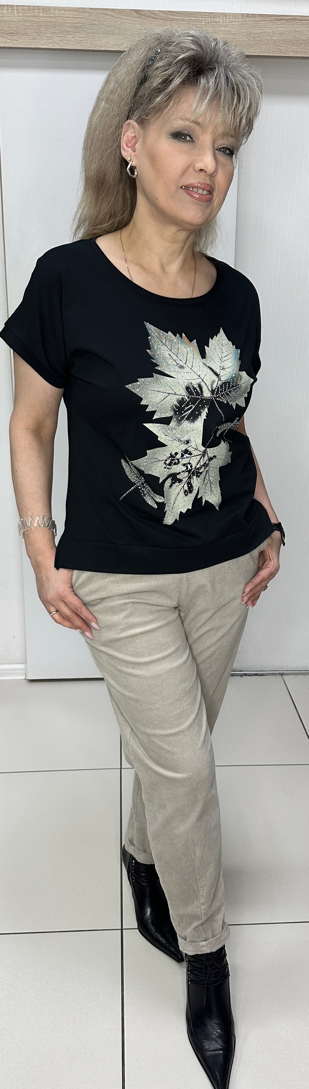 Черная футболка со стразовым "кленовым" принтом
