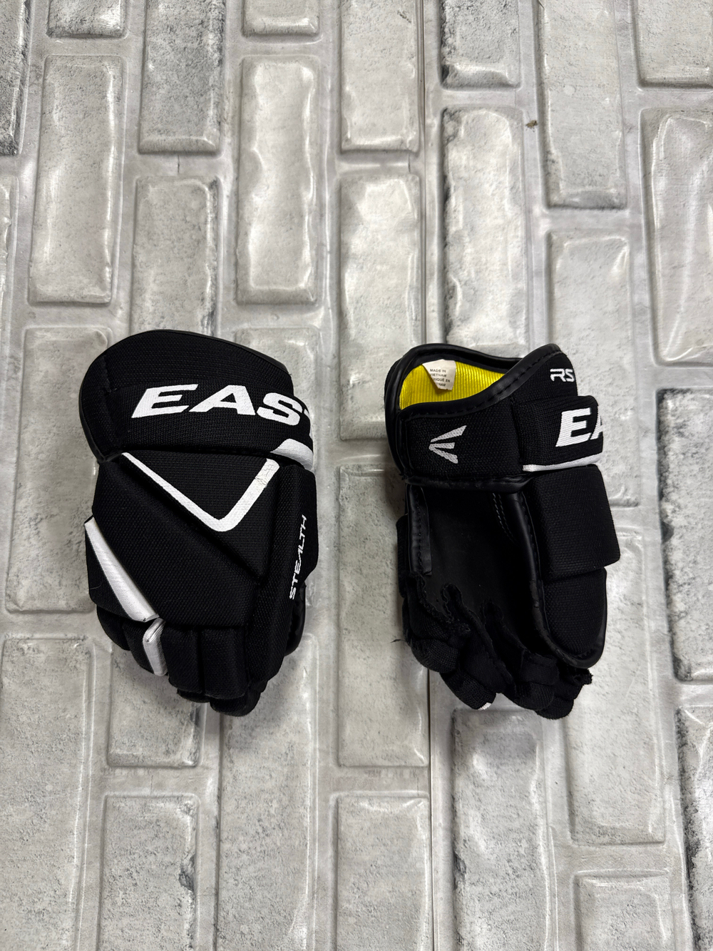 Easton stealth RS YTH 9”