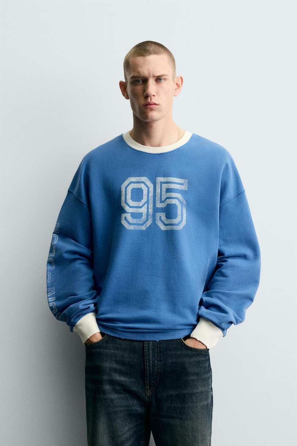 ZARA ФУТБОЛКА С ПРИНТОМ И ЭФФЕКТОМ ПОТЕРТОСТИ, ГОЛУБОЙ