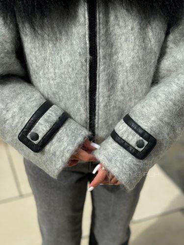 Серая куртка из шерсти со съемным мехом