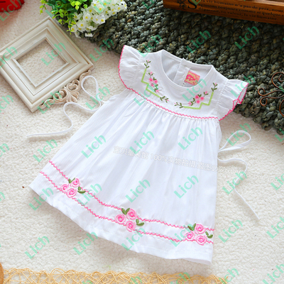 Платье с рукавами-крылышками и вышитыми цветами