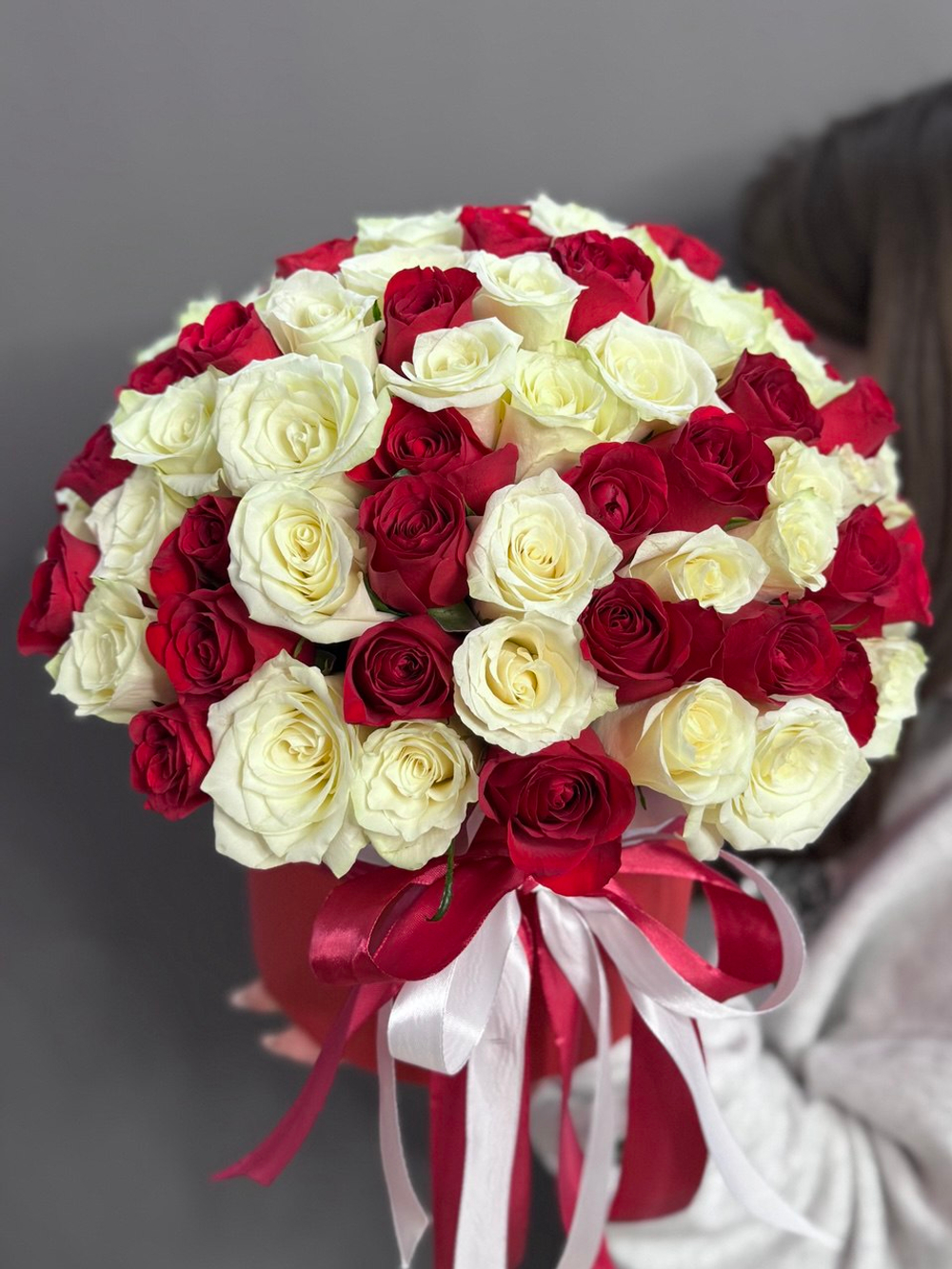 Коробка из 101 красной и белой розы (Кения 40 см)