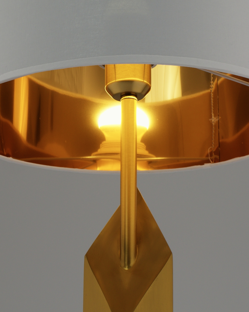 Лампа настольная Moderli V11148-1T Delicacy