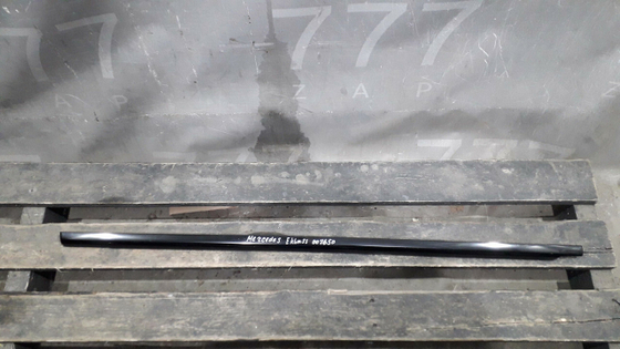 Молдинг двери задней правой Mercedes E (W213) 16-нв Б/У Оригинал A2137302405
