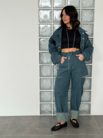 Синие джинсы с разрезами