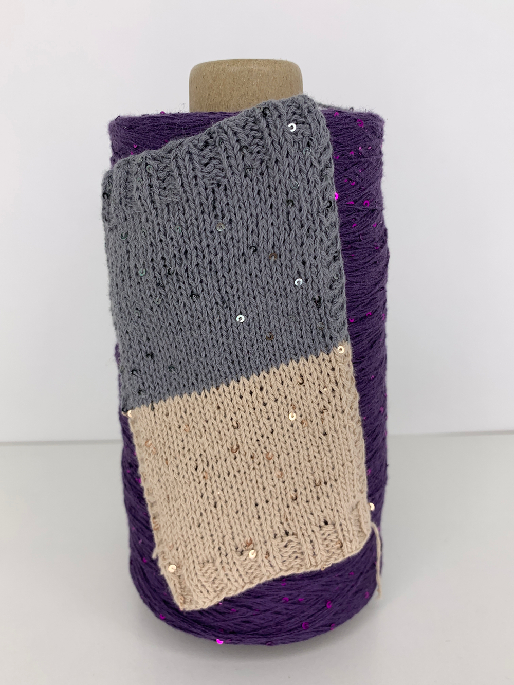 FORTE; 100% хлопок, пайетки 2мм; 640м/100гр; цвет: темно-фиолетовая нить, сиренево-малиновые пайетки; S715 MP