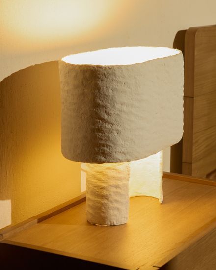 Белая настольная лампа Bedala из папье-маше