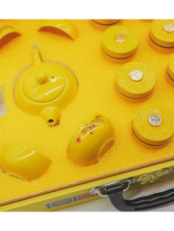 Набор желтый чемодан с сервизом и Чай Да Хун Пао