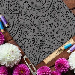 Ткань шифон чёрные цветы и листья на коричневом фоне
