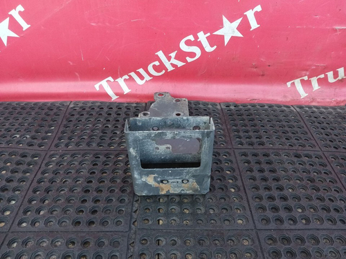 Кронштейн подножки левый 2020г