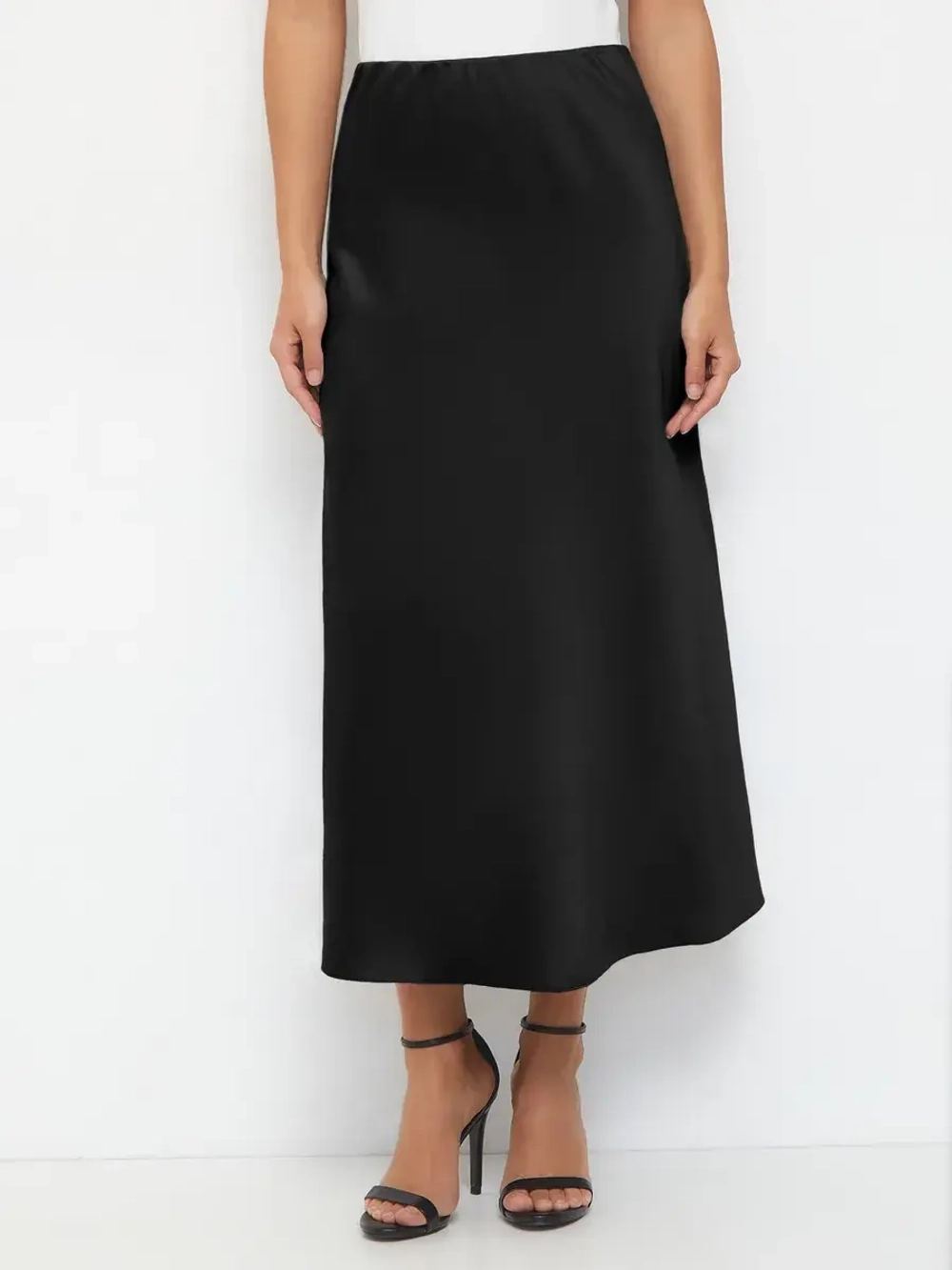 Весенняя юбка атласная плотная, черная, на резинке,