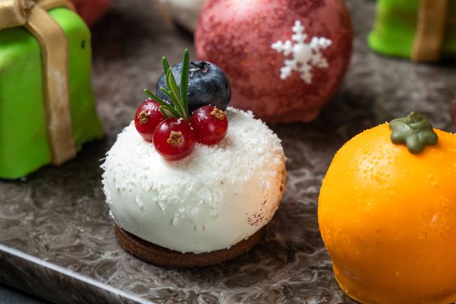 Ассорти десертов &quot;Новогодний сюрприз&quot;, 24 шт.