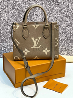 Коричневая сумка Louis Vuitton Onthego PM с узором монограм