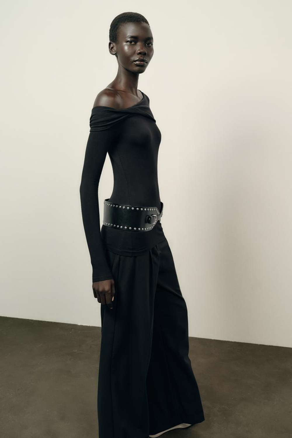 ZARA ТОП С АСИММЕТРИЧНЫМ ВЫРЕЗОМ, ЧЕРНЫЙ