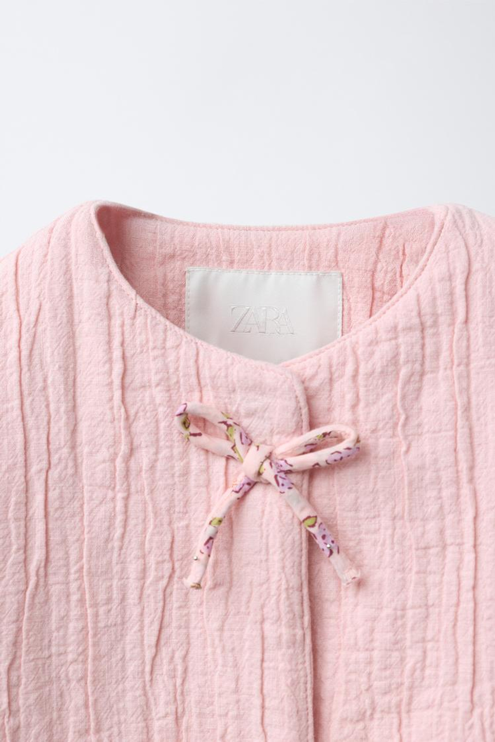 ZARA КУРТКА С ТЕКСТУРОЙ И БАНТАМИ, СВЕТЛО-РОЗОВЫЙ