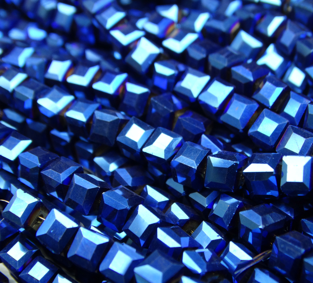 БВЛ006НН4 Хрустальные бусины квадратные, синий металлик, размер 4 мм, кол-во: 44-45 шт.
