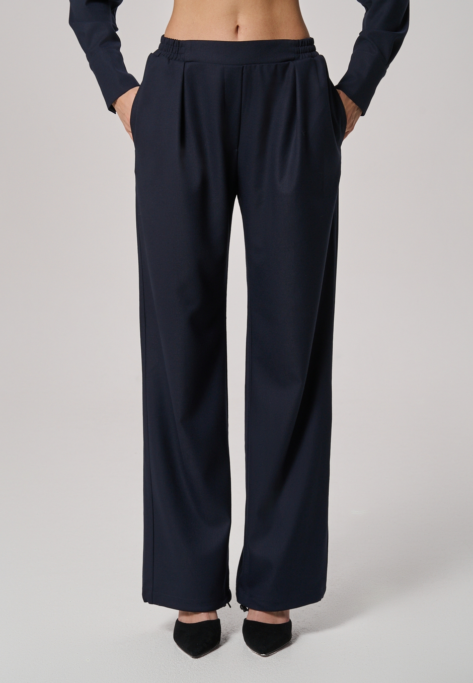 Брюки с поясом на резинке синие