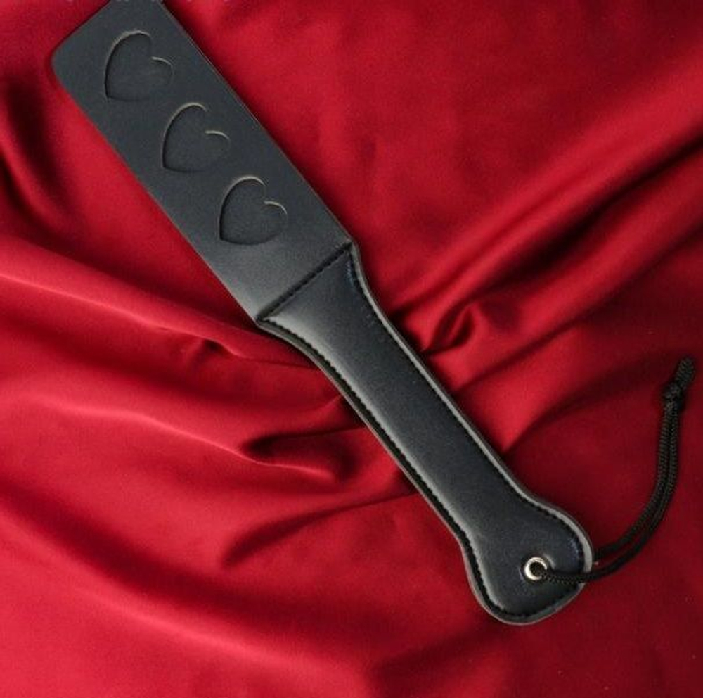 Черная кожаная шлепалка Сердечки - 32 см. (Цвет: черный)