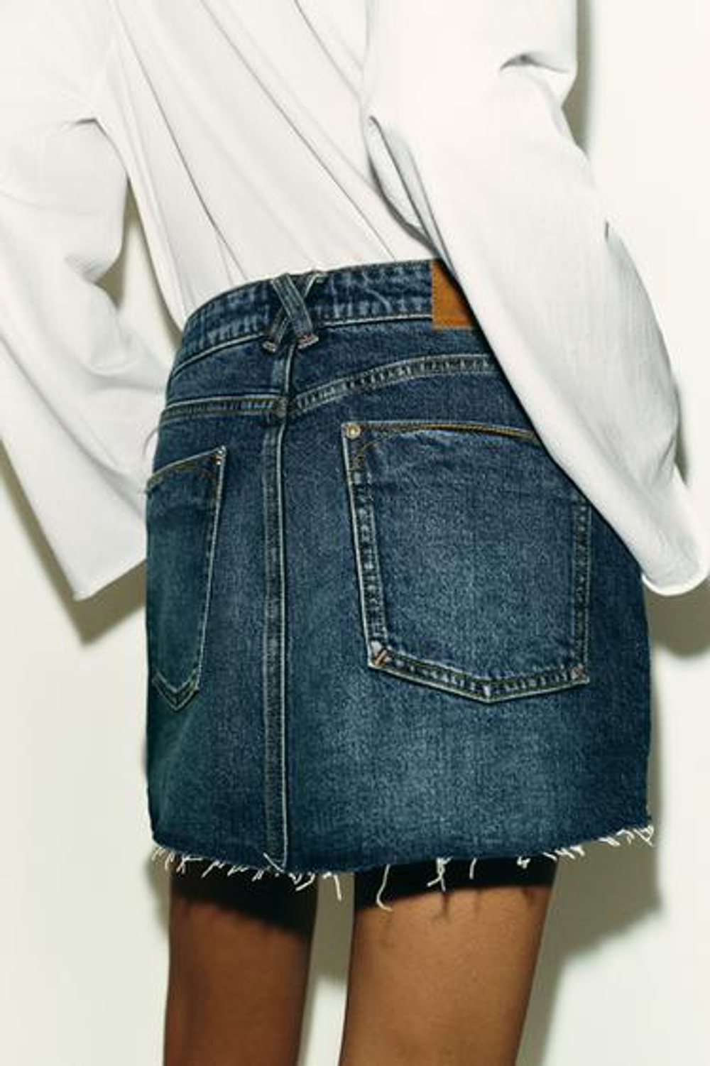 ZARA ДЖИНСОВАЯ ЮБКА-ШОРТЫ Z1975 С НЕОБРАБОТАННЫМ КРАЕМ, СИНИЙ