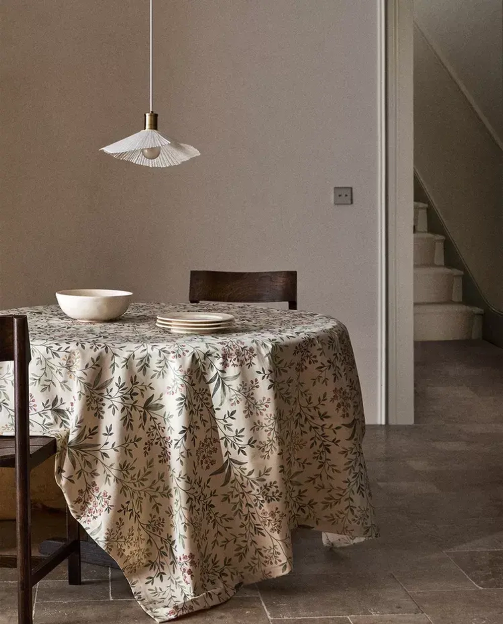 ZARA HOME ХЛОПКОВАЯ СКАТЕРТЬ С ЦВЕТОЧНЫМ ПРИНТОМ, ЗЕЛЕНЫЙ