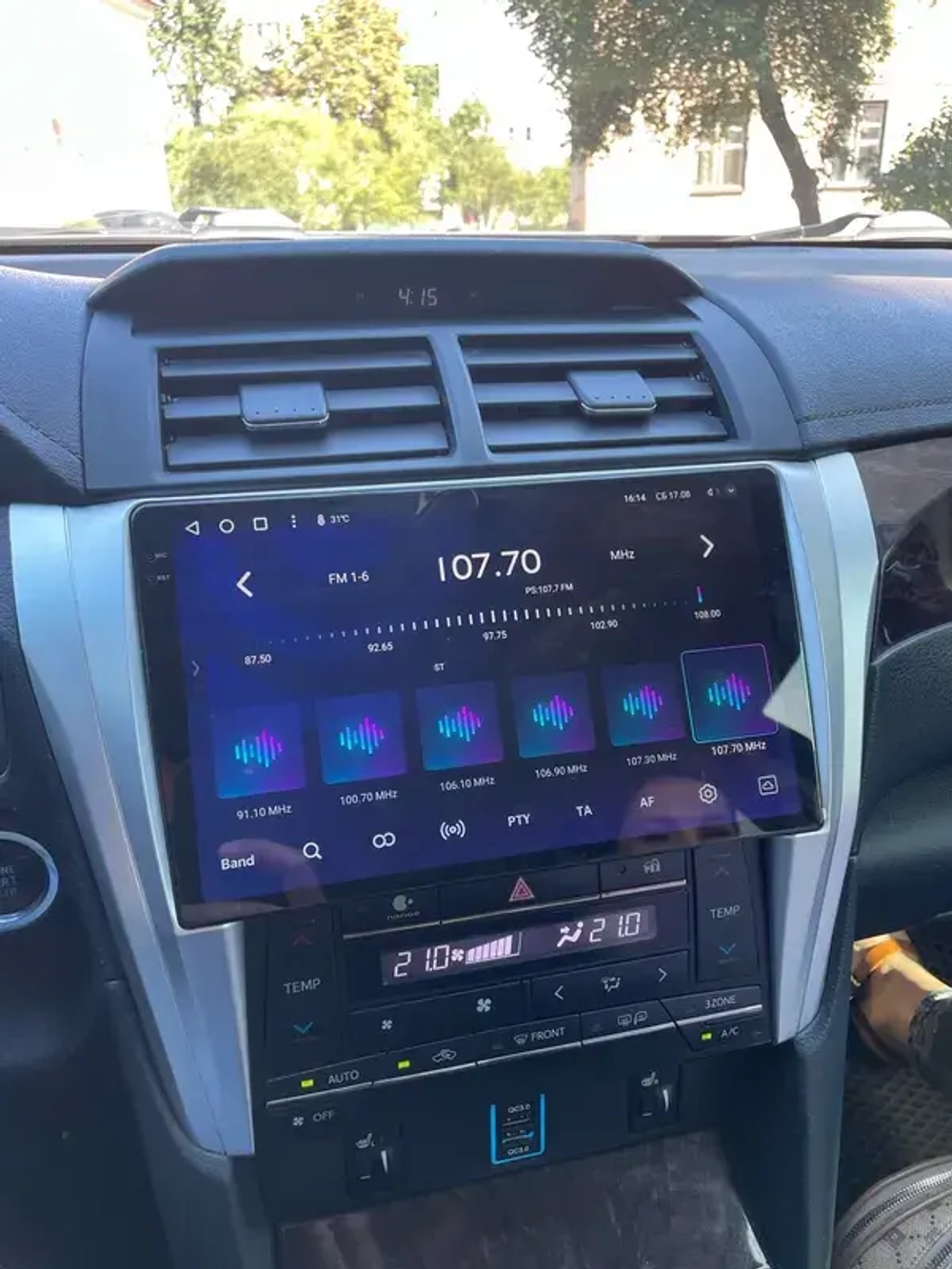 Магнитола для Toyota Camry 55 2014-2018 (рамка серебро) - FarCar XXL466M монитор 10.36" 2K QLED на Android 14, TS20, 8+256Гб, CarPlay, 4G SIM-слот