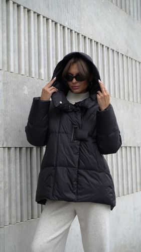 Черный пуховик с декоративной застежкой и капюшоном