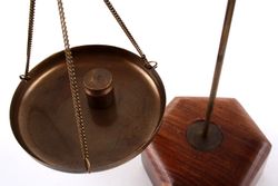 Весы с грузиками в деревянной коробке