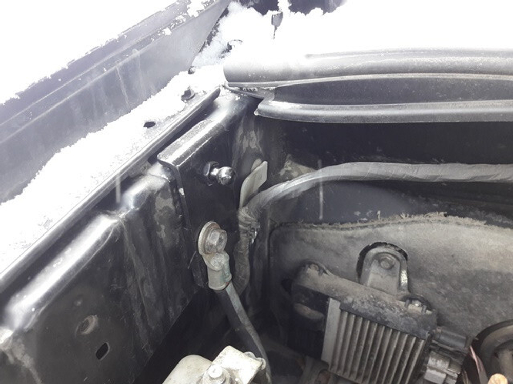 Амортизатор (упор) капота на Toyota Hilux 15-02(с 2004 по 2015 г.в.)Autoinnovation