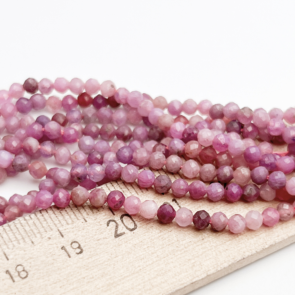 Корунд красный граненый бусины, диаметр около 3,3 мм, цена за отрезок 19 см (1/2 нити)