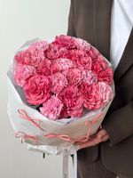 предзаказ - сборный букет из роз Кантри и диантусов в лимитированной упаковке размер M