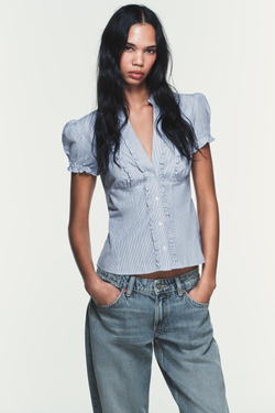 ZARA РУБАШКА ИЗ ПОПЛИНА С ВОЛАНАМИ, СИНИЙ/БЕЛЫЙ